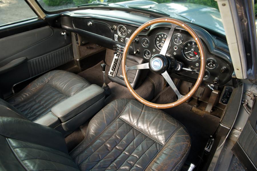 Интерьер Aston Martin DB5 James Bond Edition 1964 года  (фото 77 из 97)